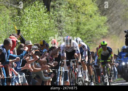 ©PHOTOPQR/VOIX DU NORD/1 ; 17/04/2022 ; 17/04/2022. Cours cyciste Paris Roubaix, dans la trouée d'Arenberg. PHOTO PIERRE ROUANET LA VOIX DU NORD - Paris–Roubaix course cycliste 17 avril 2022 Banque D'Images