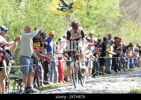 ©PHOTOPQR/VOIX DU NORD/1 ; 17/04/2022 ; 17/04/2022. Cours cyciste Paris Roubaix, dans la trouée d'Arenberg. PHOTO PIERRE ROUANET LA VOIX DU NORD - Paris–Roubaix course cycliste 17 avril 2022 Banque D'Images