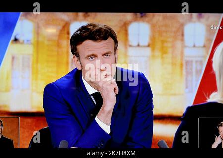 ©PHOTOPQR/LE MIDI LIBRE/SYLVIE CAMBON ; MONTPELLIER ; 20/04/2022 ; PHOTOPQR / MIDI LIBRE / SYLVIE CAMBON / DEBAT TÉLÉVISION / EMMANUEL MACRON / MARINE LE PEN / POLITIQUE / débat entre le parti d'extrême-droite français rassemblement National (RN) candidat à la présidence Marine le Pen et le président et parti libéral français la République en Marche (LREM) candidat à la réélection Emmanuel Macron live Diffusé sur la chaîne de télévision publique française France 2 et la chaîne privée française TF1 à Saint-Denis, près de Paris, sur 20 avril 2022, quatre jours avant le deuxième tour de l'élection présidentielle française Banque D'Images