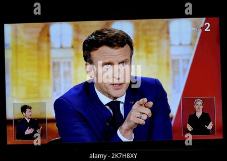 ©PHOTOPQR/LE MIDI LIBRE/SYLVIE CAMBON ; MONTPELLIER ; 20/04/2022 ; PHOTOPQR / MIDI LIBRE / SYLVIE CAMBON / DEBAT TÉLÉVISION / EMMANUEL MACRON / MARINE LE PEN / POLITIQUE / débat entre le parti d'extrême-droite français rassemblement National (RN) candidat à la présidence Marine le Pen et le président et parti libéral français la République en Marche (LREM) candidat à la réélection Emmanuel Macron live Diffusé sur la chaîne de télévision publique française France 2 et la chaîne privée française TF1 à Saint-Denis, près de Paris, sur 20 avril 2022, quatre jours avant le deuxième tour de l'élection présidentielle française Banque D'Images