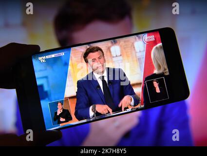 ©Mourad ALLILI/MAXPPP - 20/04/2022 Debat entre les deux tours d'élections présidentielles entre Emmanuel Macron et Marine le Pen le débat entre le parti d'extrême-droite français rassemblement National (RN) candidat à la présidence Marine le Pen et le président et parti libéral français la République en Marche (LREM) candidat à la réélection Emmanuel Macron en direct diffusé Sur la chaîne de télévision publique française France 2 et la chaîne privée française TF1 à Saint-Denis, près de Paris, sur 20 avril 2022, quatre jours avant le deuxième tour de l'élection présidentielle française. Banque D'Images