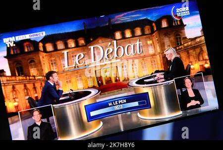 ©Mourad ALLILI/MAXPPP - 20/04/2022 Debat entre les deux tours d'élections présidentielles entre Emmanuel Macron et Marine le Pen le débat entre le parti d'extrême-droite français rassemblement National (RN) candidat à la présidence Marine le Pen et le président et parti libéral français la République en Marche (LREM) candidat à la réélection Emmanuel Macron en direct diffusé Sur la chaîne de télévision publique française France 2 et la chaîne privée française TF1 à Saint-Denis, près de Paris, sur 20 avril 2022, quatre jours avant le deuxième tour de l'élection présidentielle française. Banque D'Images
