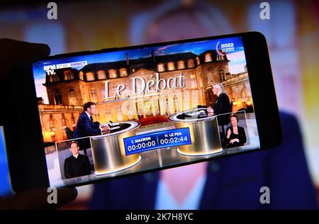 ©Mourad ALLILI/MAXPPP - 20/04/2022 Debat entre les deux tours d'élections présidentielles entre Emmanuel Macron et Marine le Pen le débat entre le parti d'extrême-droite français rassemblement National (RN) candidat à la présidence Marine le Pen et le président et parti libéral français la République en Marche (LREM) candidat à la réélection Emmanuel Macron en direct diffusé Sur la chaîne de télévision publique française France 2 et la chaîne privée française TF1 à Saint-Denis, près de Paris, sur 20 avril 2022, quatre jours avant le deuxième tour de l'élection présidentielle française. Banque D'Images