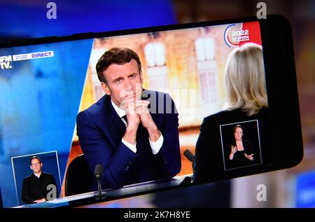 ©Mourad ALLILI/MAXPPP - 20/04/2022 Debat entre les deux tours d'élections présidentielles entre Emmanuel Macron et Marine le Pen le débat entre le parti d'extrême-droite français rassemblement National (RN) candidat à la présidence Marine le Pen et le président et parti libéral français la République en Marche (LREM) candidat à la réélection Emmanuel Macron en direct diffusé Sur la chaîne de télévision publique française France 2 et la chaîne privée française TF1 à Saint-Denis, près de Paris, sur 20 avril 2022, quatre jours avant le deuxième tour de l'élection présidentielle française. Banque D'Images