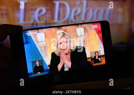 ©Mourad ALLILI/MAXPPP - 20/04/2022 Debat entre les deux tours d'élections présidentielles entre Emmanuel Macron et Marine le Pen le débat entre le parti d'extrême-droite français rassemblement National (RN) candidat à la présidence Marine le Pen et le président et parti libéral français la République en Marche (LREM) candidat à la réélection Emmanuel Macron en direct diffusé Sur la chaîne de télévision publique française France 2 et la chaîne privée française TF1 à Saint-Denis, près de Paris, sur 20 avril 2022, quatre jours avant le deuxième tour de l'élection présidentielle française. Banque D'Images