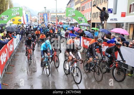 ©Pierre Teyssot/MAXPPP ; TOUR DES ALPES 2022 - course cycliste UCI sous Covid 19 pandémie. Lienz, Autriche sur 22 avril 2022. Étape 5 de Lienz à Lienz, départ sous la pluie. Â© Pierre Teyssot / Maxppp Banque D'Images