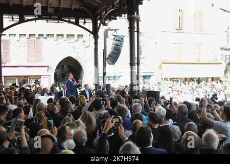 ©FRANCK CASTEL/MAXPPP - 21/04/2022 Président et centriste français la République en Marche le candidat du parti LREM pour la réélection Emmanuel Macron parle aux partisans lorsqu'il organise un rassemblement le dernier jour de la campagne, à Figeac, dans le sud de la France, sur 22 avril 2022, Avant le deuxième tour de l'élection présidentielle française. Macron est confronté au candidat du parti national RN du rassemblement d'extrême-droite français lors d'un deuxième tour de scrutin sur 24 avril 2022. dernier bain de poulle avant le deuxième tour. Banque D'Images