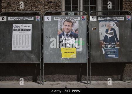 ©PHOTOPQR/LE PARISIEN/Olivier Arandel ; Paris ; 23/04/2022 ; Paris, France Samedi 23 avril 2022 Wee-end du 2nd tour de la femme 2022 entre Emmanuel Macron et Marine le Pen. Affiches électriques des 2 candidatures dans les rues de Paris - Paris, France, 23rd 2022 avril Un jour avant le deuxième tour de l'élection présidentielle française : les gens doivent choisir entre le président Emmanuel Macron et la candidate d'extrême droite Marine le Pen Banque D'Images