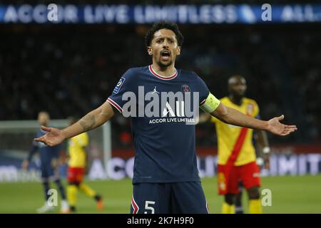 ©Sébastien Muylaert/MAXPPP - Paris 23/04/2022 Marquinhos de Paris Saint-Germain réagit pendant la Ligue 1 Uber Eats match entre Paris Saint Germain et RC Lens au Parc des Princes à Paris, France. 23.04.2022 Banque D'Images