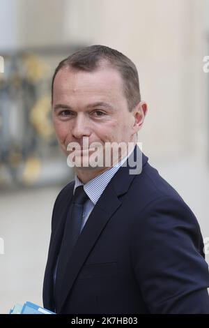 ©Sébastien Muylaert/MAXPPP - Paris 28/04/2022 Olivier Dussopt Ministre delegue charge des comptes publics arrivez sur le perron de l'Elysée pour le conseil des ministres. Paris, 28.04.2022 - Paris, France, avril 28th 2022. Réunion hebdomadaire du cabinet quelques jours après l'élection présidentielle française. Peut-être que des remaniements ministériels auront lieu avant les élections législatives de juin. Banque D'Images