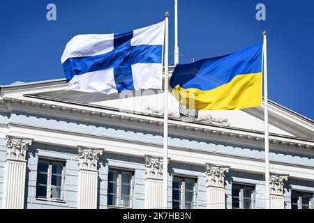 Â©PHOTOPQR/OUEST FRANCE/Marc OLLIVIER ; Helsinki ; 26/04/2022 ; Devant l'hôtel de ville dâ€™Helsinki on peut voir flotter le drateaux finlandais et ukrainien reportage en Finlande. La finale dicera 'd'ici quelques semaines' sur une candidature à l'Olan en conformité de l'invasion de l'Ukraine par la Russie. Banque D'Images