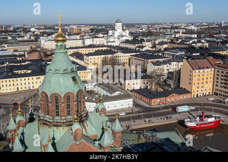 Â©PHOTOPQR/OUEST FRANCE/Marc OLLIVIER ; Helsinki ; 26/04/2022 ; l'‰lise orthodoxe de Finlande et le centre ville d'Helsinki avec sa Cathédrale reportage en Finlande. La finale dicera 'd'ici quelques semaines' sur une candidature à l'Olan en conformité de l'invasion de l'Ukraine par la Russie. Banque D'Images