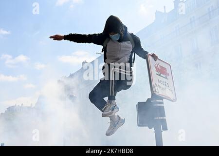 ©Julien Mattia / le Pictorium/MAXPPP - Paris 01/05/2022 Julien Mattia / le Pictorium - 1/5/2022 - France / Ile-de-France / Paris - manifestation traditionnelle du 1er mai a Paris. Les syndicats ne la CGT ont appele au 3eme tour social. / 1/5/2022 - France / Ile-de-France (région) / Paris - manifestation traditionnelle du jour de mai à Paris. Les syndicats, y compris la CGT, ont appelé à un troisième cycle social. Banque D'Images