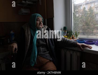 ©Sadak Souici / le Pictorium/MAXPPP - Boutcha 13/04/2022 Sadak Souici / le Pictorium - 13/4/2022 - Ukraine / Kiev / Boutcha - Olga, 80 ans, auteur de Luhansk, un vecu trois guérires. ' Je suis sous l'occupation Allemande. Quand les allemands venaient chez nous et qu'ils voyaient un enfant, ils nous tranquille laissaient. Les russes sont plus que les allemands.' Un Boutcha. / 13/4/2022 - Ukraine / Kiev / Boutcha - Olga, 80 ans, de Luhansk, a vécu trois guerres. 'Je suis né pendant l'occupation allemande. Quand les Allemands sont venus à notre maison et ont vu un enfant, ils nous ont laissés seuls. Banque D'Images