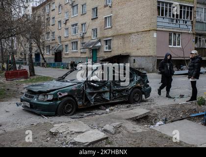 ©Sadak Souici / le Pictorium/MAXPPP - Boutcha 13/04/2022 Sadak Souici / le Pictorium - 13/4/2022 - Ukraine / Kiev / Boutcha - avant l'avancie des troupes rousses sur Boutcha, les bombes pluvaient sur les quartiers résidentiels, détriant la résidence d'un habitant. (Boutcha, Ukraine: 13 avril 2022) / 13/4/2022 - Ukraine / Kyiv / Boutcha - avant l'avancée des troupes russes sur Boutcha, des bombes ont plu dans les zones résidentielles, détruisant ici la voiture d'un habitant (Boutcha, Ukraine: 13 avril 2022) Banque D'Images