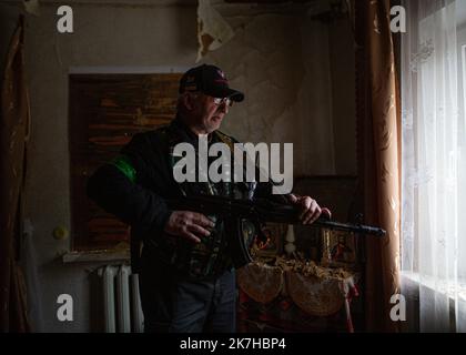 ©Sadak Souici / le Pictorium/MAXPPP - Boutcha 13/04/2022 Sadak Souici / le Pictorium - 13/4/2022 - Ukraine / Kiev / Boutcha - Vitaly, 64 ans, ancien combattant de l'armee Ukrainienne, un défenddu seul sa maison a Boutcha face à l'avancée russe. 'J'ai vu deux transports de troupes et un camion citerne arriver dans ma rue, [...] je leur ai tire dessus avec mon lance grenade.' (Boutcha, Ukraine: 13 avril 2022) / 13/4/2022 - Ukraine / Kiev / Boutcha - Vitaly, 64 ans, ancien combattant de l'armée ukrainienne, a défendu sa maison à Butcha contre l'avance russe. « J'ai vu deux transports de troupes et un camion-citerne venir dow Banque D'Images