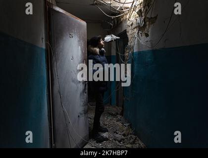 ©Sadak Souici / le Pictorium/MAXPPP - Boutcha 13/04/2022 Sadak Souici / le Pictorium - 13/4/2022 - Ukraine / Kiev / Boutcha - Alexei, 19 ans, au milieu des décombres d'un appartement de son immeuble a Boutcha. 'Et les russes sont venus, le chien leur un aboye dessus. ils ont le pneu dans la patte [...]. Certains soldats ont le même âge que moi.' (Boutcha, Ukraine: 13 avril 2022) / 13/4/2022 - Ukraine / Kyiv / Boutcha - Alexei, 19, au milieu des décombres d'un appartement dans son bâtiment à Butcha. « Quand les Russes sont venus, le chien s'est aboyé contre eux. ils lui ont tiré dans le paw [...]. Certains des vendus Banque D'Images