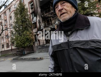 ©Sadak Souici / le Pictorium/MAXPPP - Boutcha 13/04/2022 Sadak Souici / le Pictorium - 13/4/2022 - Ukraine / Kiev / Boutcha - un habitant de Boutcha passe devant un appartement ensommage lors de l'offensive russe. (Boutcha, Ukraine: 13 avril 2022) / 13/4/2022 - Ukraine / Kiev / Boutcha - un habitant de Boutcha passe devant un appartement ensommage lors de l'offensive russe. (Boutcha, Ukraine : 13 avril 2022) Banque D'Images