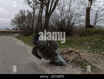 ©Sadak Souici / le Pictorium/MAXPPP - Boutcha 13/04/2022 Sadak Souici / le Pictorium - 13/4/2022 - Ukraine / Kiev / Boutcha - Boutcha reste une ville ou il ne faut pas sortir des sentiers batatus et des routes betons. Des mines et des moteurs explosent la région et que les opérations de pièces de monnaie se déroulent. Les roquettes distribuant les sous-munitions comme celui-ci represent une menace reelle. (Boutcha, Ukraine: 13 avril 2022) / 13/4/2022 - Ukraine / Kiev / Boutcha - Boutcha reste une ville où l'on ne doit pas quitter les sentiers battus et les routes en béton. Mines et engins explosifs l Banque D'Images