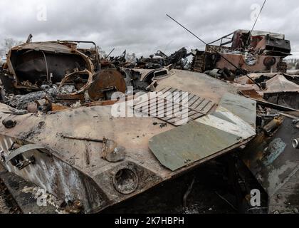 ©Sadak Souici / le Pictorium/MAXPPP - Boutcha 13/04/2022 Sadak Souici / le Pictorium - 13/4/2022 - Ukraine / Kiev / Boutcha - les chars russe dans la chasse de Boutcha. Lors de l'opération de nettoyage de la ville, il est possible de faire fonctionner le système dans les environnements des habitants. (Boutcha, Ukraine: 13 avril 2022) / 13/4/2022 - Ukraine / Kiev / Boutcha - chars russes dans le cimetière de Boutcha. Alors que l'opération de nettoyage de la ville est bien en cours, le traumatisme reste très présent dans l'esprit des habitants. (Boutcha, Ukraine: 13 avril 2022) Banque D'Images