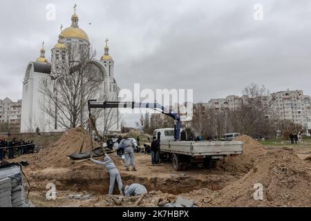 ©Sadak Souici / le Pictorium/MAXPPP - Boutcha 13/04/2022 Sadak Souici / le Pictorium - 13/4/2022 - Ukraine / Kiev / Boutcha - exhumation de corps de la fosse commune derriere l'Eglise Saint Andre, a Bucha. Les corps de ces virés des exactions russes y ont ete deposies par les autites locales alors que le cimétiere etait inaccessible. (Boutcha, Ukraine: 13 avril 2022) / 13/4/2022 - Ukraine / Kyiv / Boutcha - exhumation de corps de la tombe de masse derrière l'église Saint Andrew à Bucha. Les corps des victimes des exactions russes y ont été déposés par les autorités locales Banque D'Images