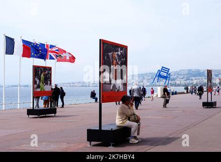 ©SERGE HAOUZI/MAXPPP - Nice A trois jours de la finale de la coupe de France OGC Nice contre Nantes a Paris au Stade de France, la Promenade des Anglais a Nice a pris les couleurs noir et rouge du club local ainsi qu une exposition photos le long du Quai Des États Unis . Les chapes bleues ont égaliement pris la couleur noir et rouge du club . Nice en France le 04 Mai 2022 . - Nice, France, mai 4th 2022 Soccer / trois jours avant la finale du coupe de France OGC Nice contre -Nantes à Paris à la StadeFrance, la Promenade des Anglais, et leurs célèbres chaises à Nice ont pris le noir Banque D'Images