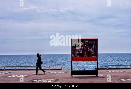 ©SERGE HAOUZI/MAXPPP - Nice A trois jours de la finale de la coupe de France OGC Nice contre Nantes a Paris au Stade de France, la Promenade des Anglais a Nice a pris les couleurs noir et rouge du club local ainsi qu une exposition photos le long du Quai Des États Unis . Les chapes bleues ont égaliement pris la couleur noir et rouge du club . Nice en France le 04 Mai 2022 . - Nice, France, mai 4th 2022 Soccer / trois jours avant la finale du coupe de France OGC Nice contre -Nantes à Paris à la StadeFrance, la Promenade des Anglais, et leurs célèbres chaises à Nice ont pris le noir Banque D'Images