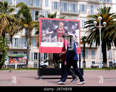 ©SERGE HAOUZI/MAXPPP - Nice A trois jours de la finale de la coupe de France OGC Nice contre Nantes a Paris au Stade de France, la Promenade des Anglais a Nice a pris les couleurs noir et rouge du club local ainsi qu une exposition photos le long du Quai Des États Unis . Les chapes bleues ont égaliement pris la couleur noir et rouge du club . Nice en France le 04 Mai 2022 . - Nice, France, mai 4th 2022 Soccer / trois jours avant la finale du coupe de France OGC Nice contre -Nantes à Paris à la StadeFrance, la Promenade des Anglais, et leurs célèbres chaises à Nice ont pris le noir Banque D'Images