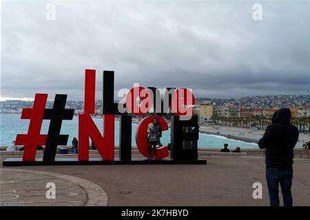 ©SERGE HAOUZI/MAXPPP - Nice A trois jours de la finale de la coupe de France OGC Nice contre Nantes a Paris au Stade de France, la Promenade des Anglais a Nice a pris les couleurs noir et rouge du club local ainsi qu une exposition photos le long du Quai Des États Unis . Les chapes bleues ont égaliement pris la couleur noir et rouge du club . Nice en France le 04 Mai 2022 . - IloveNice Nice, France, mai 4th 2022 Soccer / trois jours avant la finale du coupe de France OGC Nice contre -Nantes en -Paris à la StadeFrance, la Promenade des Anglais, et leurs célèbres chaises à Nice ont repris Banque D'Images