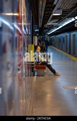 Homme dormant sur le banc de la station de métro, Toronto, Ontario, Canada Banque D'Images