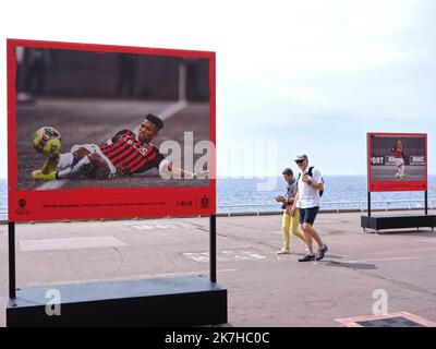 ©SERGE HAOUZI/MAXPPP - Nice A trois jours de la finale de la coupe de France OGC Nice contre Nantes a Paris au Stade de France, la Promenade des Anglais a Nice a pris les couleurs noir et rouge du club local ainsi qu une exposition photos le long du Quai Des États Unis . Les chapes bleues ont égaliement pris la couleur noir et rouge du club . Nice en France le 04 Mai 2022 . - Nice, France, mai 4th 2022 Soccer / trois jours avant la finale du coupe de France OGC Nice contre -Nantes à Paris à la StadeFrance, la Promenade des Anglais, et leurs célèbres chaises à Nice ont pris le noir Banque D'Images