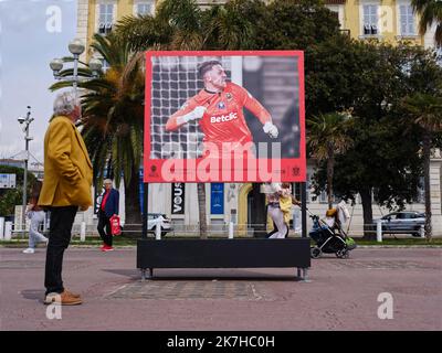 ©SERGE HAOUZI/MAXPPP - Nice A trois jours de la finale de la coupe de France OGC Nice contre Nantes a Paris au Stade de France, la Promenade des Anglais a Nice a pris les couleurs noir et rouge du club local ainsi qu une exposition photos le long du Quai Des États Unis . Les chapes bleues ont égaliement pris la couleur noir et rouge du club . Nice en France le 04 Mai 2022 . - Nice, France, mai 4th 2022 Soccer / trois jours avant la finale du coupe de France OGC Nice contre -Nantes à Paris à la StadeFrance, la Promenade des Anglais, et leurs célèbres chaises à Nice ont pris le noir Banque D'Images