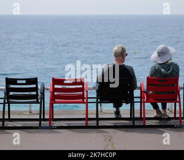 ©SERGE HAOUZI/MAXPPP - Nice A trois jours de la finale de la coupe de France OGC Nice contre Nantes a Paris au Stade de France, la Promenade des Anglais a Nice a pris les couleurs noir et rouge du club local ainsi qu une exposition photos le long du Quai Des États Unis . Les chapes bleues ont égaliement pris la couleur noir et rouge du club . Nice en France le 04 Mai 2022 . - Nice, France, mai 4th 2022 Soccer / trois jours avant la finale du coupe de France OGC Nice contre -Nantes à Paris à la StadeFrance, la Promenade des Anglais, et leurs célèbres chaises à Nice ont pris le noir Banque D'Images