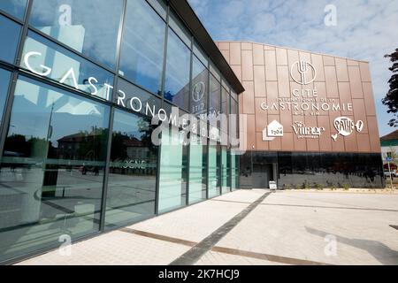 ©JC Tardison/MAXPPP - Dijon 04/05/2022 © JC Tardison / Maxppp - Côte-d'Or, Dijon, 04/05/2022 - Cité internationale de la gastronomie et du vin 'un lieu exceptionnel pour célébrer l'art de vivre à la française': Dijon inaugure vendredi la première ville internationale de la Gastronomie et du vin, avec pour mission de "raconter et donner vie" au repas français inscrit dans le patrimonium de l'humanité. Banque D'Images