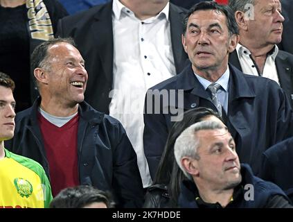 ©PHOTOPQR/LE PROGRES/Stéphane GUIOCHON - Saint-Denis 07/05/2022 - finale coupe de France Nice - Nantes -A Saint Denis au stade de France finale de la coupe de France Nice - Nantes ici Jean Pierre Papin et Maxime Bossis finale de la coupe de football française entre l'OGC Nice et Nantes au The Stade de France à Saint Denis. Banque D'Images