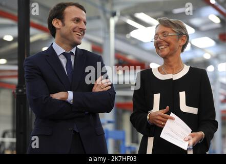 ©PHOTOPQR/OUEST FRANCE ; 16/05/2022 - Elisabeth borne a officiellement nommé le nouveau Premier ministre d'Emmanuel Macron. Ministre des Transports, alors de la transition écologique et du travail, cet ingénieur polytechnique succède à Jean Castex à Matignon. PHOTOS DU DOSSIER Présentation du Bluebus de Bolloré à l'utilisation d'Ergué Gabéric en présence d'Emmanuel Macron minister de l'économie Emmanuel macron ci-contre avec Elisabeth borne pdte RATP LE 15 01 2016 PHOTO : BEATRICE LE GRAND Banque D'Images