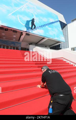 ©PHOTOPQR/NICE MATIN/Patrice Lapointe ; Cannes ; 17/05/2022 ; FRANCE-FILM-FESTIVAL-CANNES le personnel du Festival roule le tapis rouge alors que l'édition 75th du Festival de Cannes commence dans le sud de la France, sur 18 mai 2022. Banque D'Images