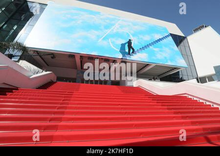 ©PHOTOPQR/NICE MATIN/Patrice Lapointe ; Cannes ; 17/05/2022 ; FRANCE-FILM-FESTIVAL-CANNES le personnel du Festival roule le tapis rouge alors que l'édition 75th du Festival de Cannes commence dans le sud de la France, sur 18 mai 2022. Banque D'Images