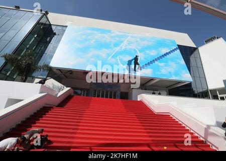 ©PHOTOPQR/NICE MATIN/Patrice Lapointe ; Cannes ; 17/05/2022 ; FRANCE-FILM-FESTIVAL-CANNES le personnel du Festival roule le tapis rouge alors que l'édition 75th du Festival de Cannes commence dans le sud de la France, sur 18 mai 2022. Banque D'Images