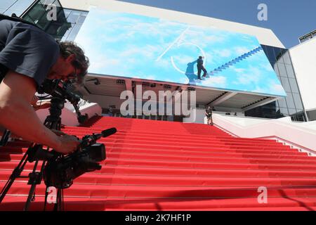 ©PHOTOPQR/NICE MATIN/Patrice Lapointe ; Cannes ; 17/05/2022 ; FRANCE-FILM-FESTIVAL-CANNES le personnel du Festival roule le tapis rouge alors que l'édition 75th du Festival de Cannes commence dans le sud de la France, sur 18 mai 2022. Banque D'Images