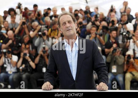 ©PHOTOPQR/NICE MATIN/Patrice Lapointe ; Cannes ; 17/05/2022 ; acteur français et président du jury du Festival de Cannes 75th Vincent Lindon Waves lors d'une séance photo du jury à Cannes, dans le sud de la France, sur 17 mai 2022. Banque D'Images