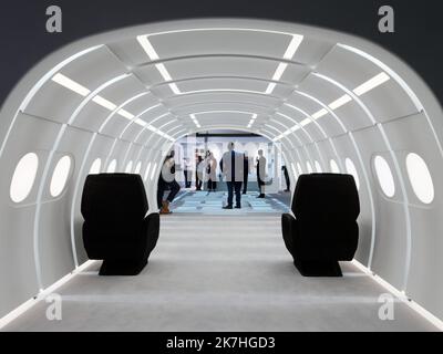 ©REMY GABALDA/MAXPPP - TOULOUSE 21/05/2022 PRÉSENTATION DU A220 DE AIRBUS CORPORATE JETS DANS LE SALON AVIATION AFFAIRES. La filiale d'Airbus vendant des avions d'affaires innove pour ses clients. Ce studio de présentation est mis à jour aux appareils de jet de se projeterdans l'appareil un A220 et de personalizer son interieur. Il existe une section en tant que section de la cabine de l'ACJ TWOTWENTY qui permet d'éliminer les deux derniers signes d'espace et de volume que la concordance. 210 vols d'affaires d'Airbus volent dans le monde en 2022, le DEUX VINGT se vend pour environ 75 millions d'euros. LE 21 05 2022 - TOUL Banque D'Images