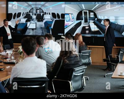 ©REMY GABALDA/MAXPPP - TOULOUSE 21/05/2022 PRÉSENTATION DU A220 DE AIRBUS CORPORATE JETS DANS LE SALON AVIATION AFFAIRES. La filiale d'Airbus vendant des avions d'affaires innove pour ses clients. Ce studio de présentation est mis à jour aux appareils de jet de se projeterdans l'appareil un A220 et de personalizer son interieur. Il existe une section en tant que section de la cabine de l'ACJ TWOTWENTY qui permet d'éliminer les deux derniers signes d'espace et de volume que la concordance. 210 vols d'affaires d'Airbus volent dans le monde en 2022, le DEUX VINGT se vend pour environ 75 millions d'euros. LE 21 05 2022 - TOUL Banque D'Images