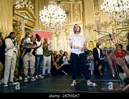 ©PHOTOPQR/LE PROGRES/Stéphane GUIOCHON - Lyon 1er arrondissement 22/05/2022 - OL Féminin présente le trophée de la ligue des Champions -après leur victoire à Turin contre Barcelone3-1 contre Barcelone pour la Ligue des champions des femmes, L'OL féminin invité par le maire de Lyon Gregory Doucet présente le trophée à leur public ici Sonia BomPasteur SOCCER Lyon FEMMES CÉLÉBRÉES APRÈS le TROPHÉE UEFA WINNIG Banque D'Images