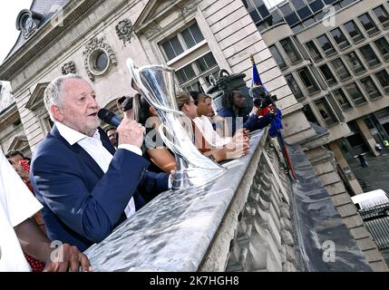 ©PHOTOPQR/LE PROGRES/Stéphane GUIOCHON - Lyon 1er arrondissement 22/05/2022 - OL Féminin présente le trophée de la ligue des Champions -après leur victoire à Turin contre Barcelone3-1 contre Barcelone pour la Ligue des champions des femmes, L'OL fémin invité par le maire de Lyon Gregory Doucet présente le trophée à leur public ici Jean Michel Aulas FOOTBALL Lyon FEMMES CÉLÉBRÉES APRÈS le TROPHÉE UEFA WINNIG Banque D'Images