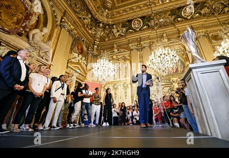 ©PHOTOPQR/LE PROGRES/Stéphane GUIOCHON - Lyon 1er arrondissement 22/05/2022 - OL Féminin présente le trophée de la ligue des Champions -après leur victoire à Turin contre Barcelone3-1 contre Barcelone pour la Ligue des champions des femmes, L'OL fémin invité par le maire de Lyon Gregory Doucet présente le trophée à leur public FOOTBALL Lyon FEMMES CÉLÉBRÉES APRÈS LE TROPHÉE UEFA WINNIG Banque D'Images