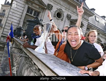 ©PHOTOPQR/LE PROGRES/Stéphane GUIOCHON - Lyon 1er arrondissement 22/05/2022 - OL Féminin présente le trophée de la ligue des Champions -après leur victoire à Turin contre Barcelone3-1 contre Barcelone pour la Ligue des champions des femmes, L'OL fémin invité par le maire de Lyon Gregory Doucet présente le trophée à leur public ici Selma Bacha FOOTBALL Lyon FEMMES CÉLÉBRÉES APRÈS le TROPHÉE UEFA WINNIG Banque D'Images