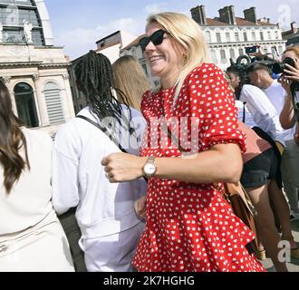 ©PHOTOPQR/LE PROGRES/Stéphane GUIOCHON - Lyon 1er arrondissement 22/05/2022 - OL Féminin présente le trophée de la ligue des Champions -après leur victoire à Turin contre Barcelone3-1 contre Barcelone pour la Ligue des champions des femmes, L'OL féminin invité par le maire de Lyon Gregory Doucet présente le trophée à leur public ici Ada Hegerberg FOOTBALL LYON FEMMES CÉLÉBRÉES APRÈS le TROPHÉE UEFA WINNIG Banque D'Images