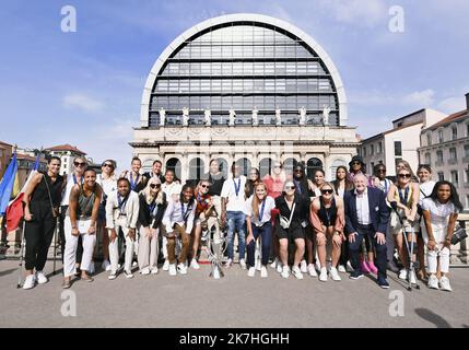 ©PHOTOPQR/LE PROGRES/Stéphane GUIOCHON - Lyon 1er arrondissement 22/05/2022 - OL Féminin présente le trophée de la ligue des Champions -après leur victoire à Turin contre Barcelone3-1 contre Barcelone pour la Ligue des champions des femmes, L'OL fémin invité par le maire de Lyon Gregory Doucet présente le trophée à leur public FOOTBALL LYON FEMMES CÉLÉBRÉES APRÈS LE TROPHÉE UEFA WINNIG Banque D'Images