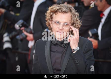 ©PHOTOPQR/LE PARISIEN/Fred Dugit ; Cannes ; 17/05/2022 ; Cuture / Cinéma Palais des festivals à Cannes (06), le 17 mai 2022 Cérémonie d'ouverture et montée des marches du film Coupez ! (DERNIÈRE COUPE) [hors-composition] de MichelHazanavicius Alex Lutz photo LP / Fred Dugit Banque D'Images